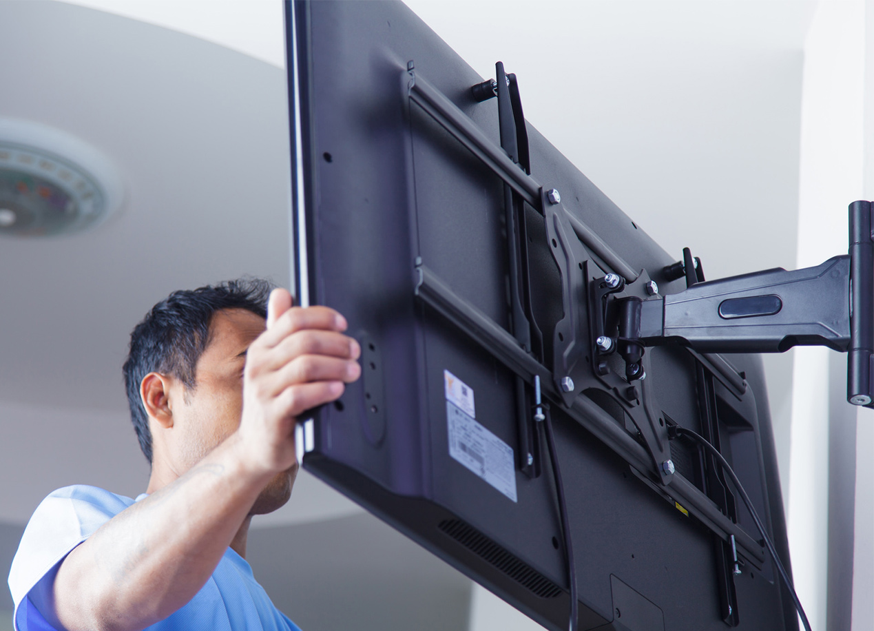 Comment accrocher une TV au mur ?