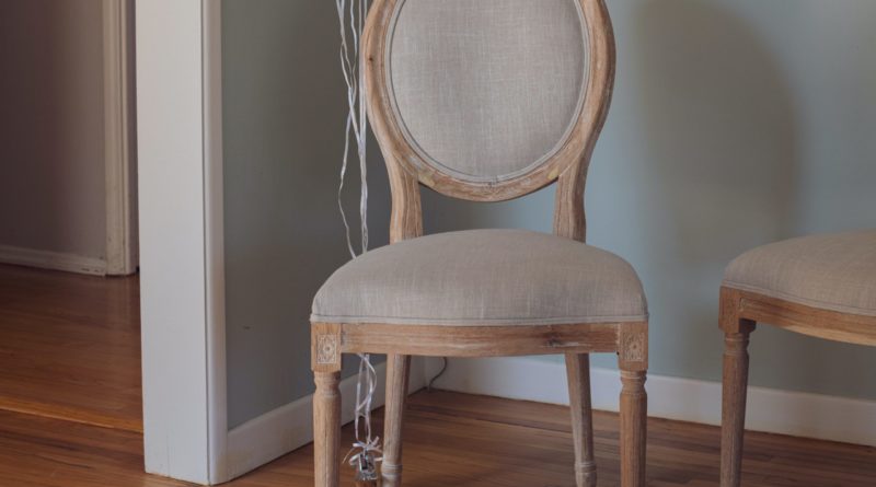 Comment restaurer une chaise tapissee